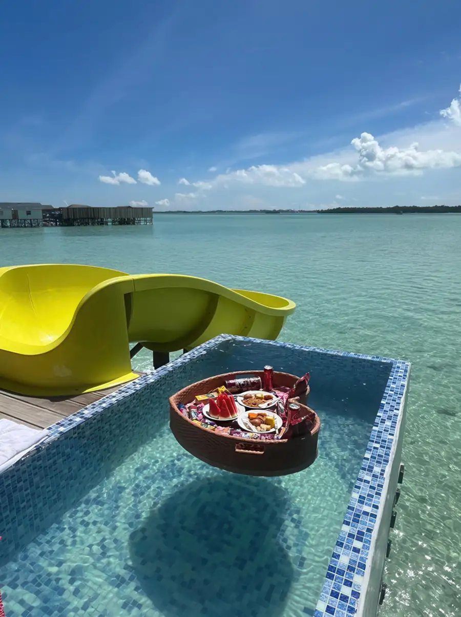 A heart-shaped floating breakfast in a private glass pool before going to have fun on the sea slide at Jelly Sea Resort. A beautiful Semporna getaway overlooking the vibrant Celebes Sea.
